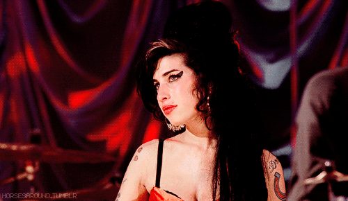 Aşkı da Hüznü de Dibine Kadar Yaşayan Kadın: Bir Amy Winehouse Hikayesi ve Onu Adım Adım Ölüme Götüren Nedenler