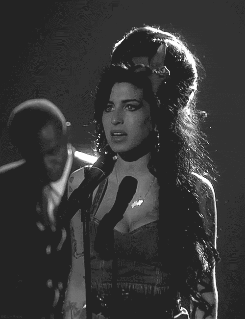 Aşkı da Hüznü de Dibine Kadar Yaşayan Kadın: Bir Amy Winehouse Hikayesi ve Onu Adım Adım Ölüme Götüren Nedenler