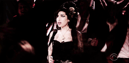 Aşkı da Hüznü de Dibine Kadar Yaşayan Kadın: Bir Amy Winehouse Hikayesi ve Onu Adım Adım Ölüme Götüren Nedenler