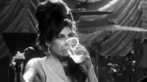 Aşkı da Hüznü de Dibine Kadar Yaşayan Kadın: Bir Amy Winehouse Hikayesi ve Onu Adım Adım Ölüme Götüren Nedenler