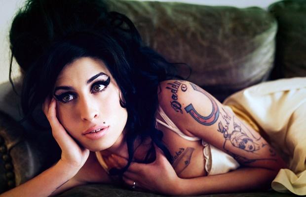 Aşkı da Hüznü de Dibine Kadar Yaşayan Kadın: Bir Amy Winehouse Hikayesi ve Onu Adım Adım Ölüme Götüren Nedenler