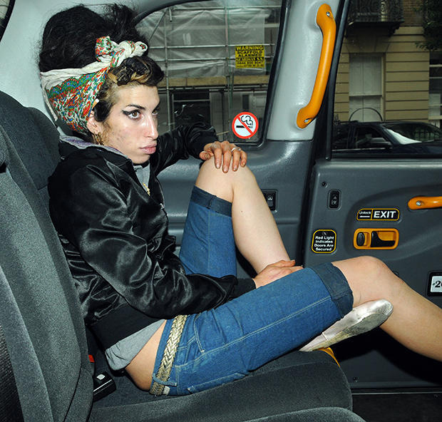 Aşkı da Hüznü de Dibine Kadar Yaşayan Kadın: Bir Amy Winehouse Hikayesi ve Onu Adım Adım Ölüme Götüren Nedenler