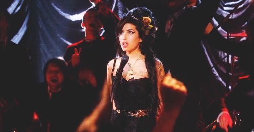 Aşkı da Hüznü de Dibine Kadar Yaşayan Kadın: Bir Amy Winehouse Hikayesi ve Onu Adım Adım Ölüme Götüren Nedenler