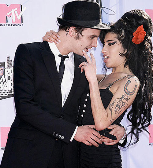 Aşkı da Hüznü de Dibine Kadar Yaşayan Kadın: Bir Amy Winehouse Hikayesi ve Onu Adım Adım Ölüme Götüren Nedenler