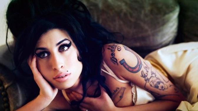 Aşkı da Hüznü de Dibine Kadar Yaşayan Kadın: Bir Amy Winehouse Hikayesi ve Onu Adım Adım Ölüme Götüren Nedenler