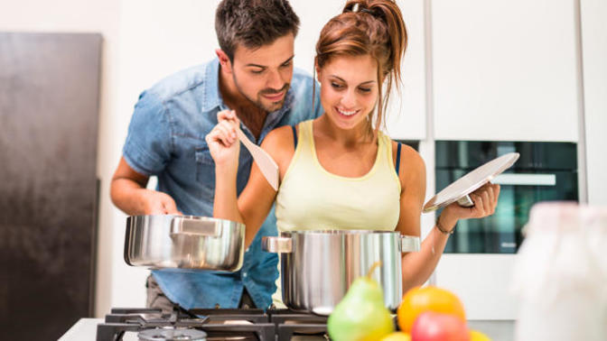 Romantik Bir Aktivite Olarak: Sevgiliyle Yemek Yapmak