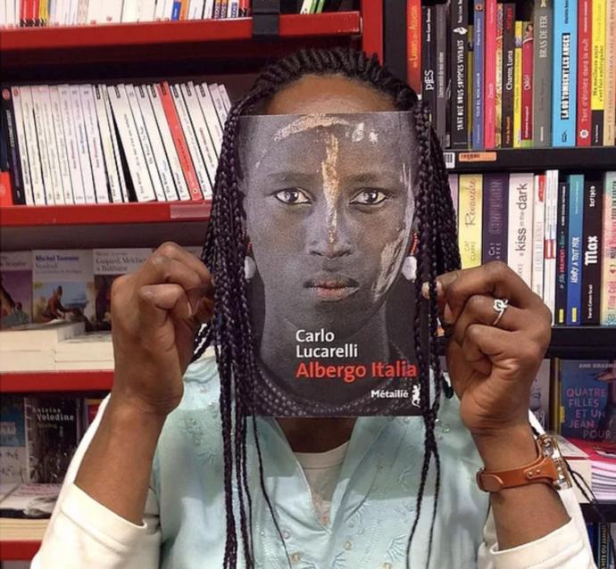 Kitap Kapaklarıyla Okuyucuların Yüzünü Birleştiren Mükemmel Bir Akım: Book Face!