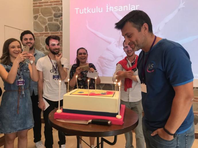 Fenomen, Editör ve Moderatörler ile KizlarSoruyor Ekibi ve Sitenin Kurucusu Tolga Tanrıseven Buluştu, Bakın Neler Oldu!