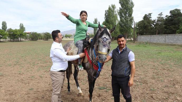 Down Sendromuna Atlı Tedavi