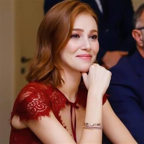 Oyunculukları Kadar Saçlarının Güzelliğiyle de Dikkat Çeken Türk Aktristler!