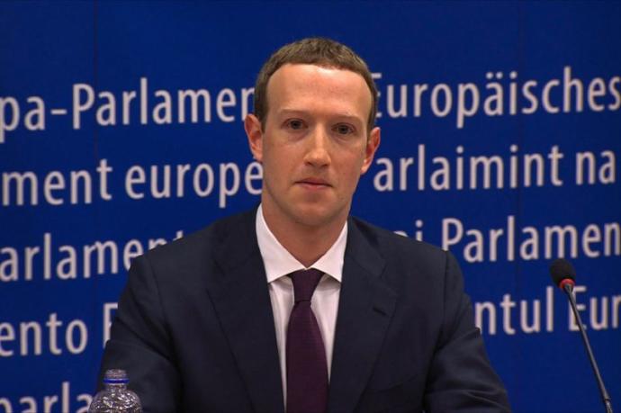 Zuckerberg Özür Diledi
