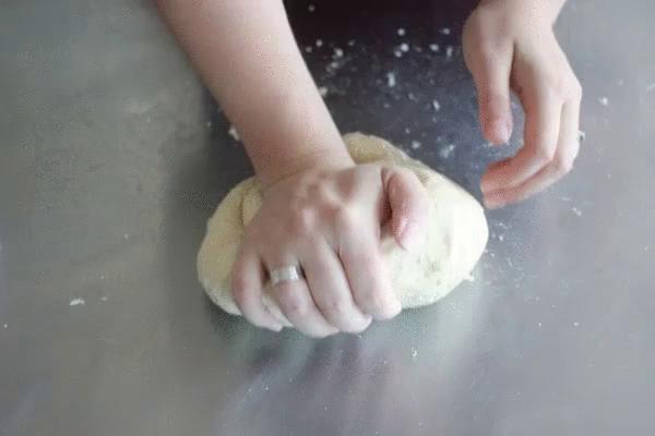 Ramazan Ayının Vazgeçilmezi Ramazan Pidesi Nasıl Yapılır?