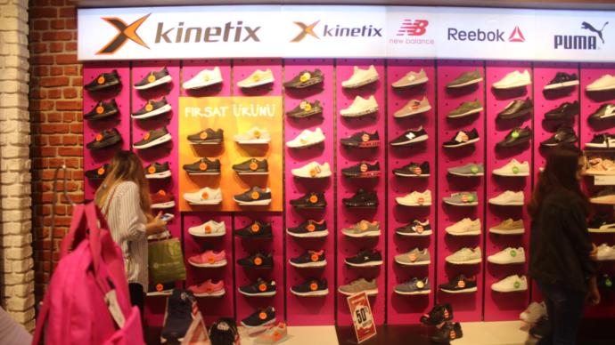 Moda İkonu Kızlar Buraya! Bu Yazın En Tarz Sneakerlarını Buldum, Mutlaka Görmelisiniz!