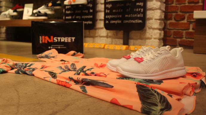 Moda İkonu Kızlar Buraya! Bu Yazın En Tarz Sneakerlarını Buldum, Mutlaka Görmelisiniz!