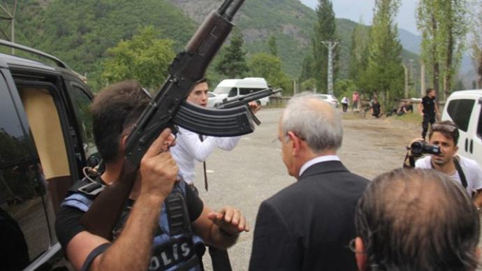 Son Dakika: Kılıçdaroğlu'nun Konvoyuna Saldıran Terörist Etkisiz Hale Getirildi