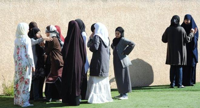 Fransa’da Uzun Etek Giymek Laikliğe Aykırı Sayıldı