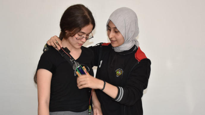 Lise Öğrencilerinden Kalp Ritmini Ölçen Emniyet Kemeri Tasarımı