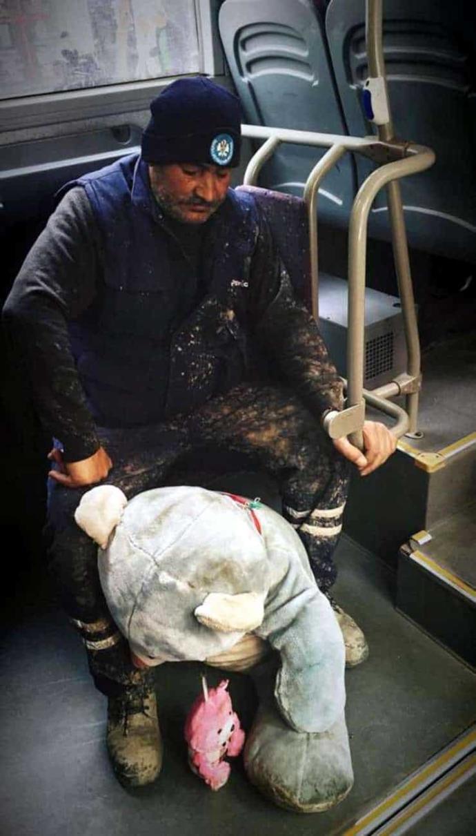 İki Adet Çamurlu Ayıcıktan Mutluluk Uman Adam: Ali Yener Kimdir?