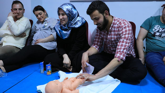 Samsun'da Baba Adayları Bebek Bakımını Öğreniyor