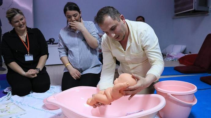 Samsun'da Baba Adayları Bebek Bakımını Öğreniyor