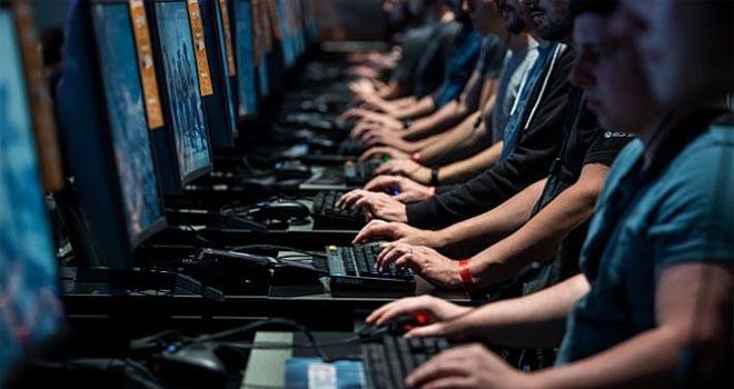Sadece oyun oynamak için internet kafelerde saatlerini geçiren insanlar mevcut