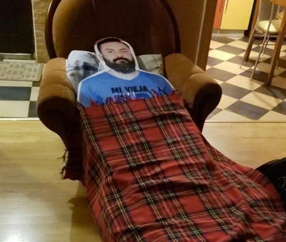 Meksikalı Taraftarlar, Dünya Kupası İçin Eşinden İzin Alamayan Arkadaşlarının Maketini Yaptırıp Rusya'ya Götürdüler