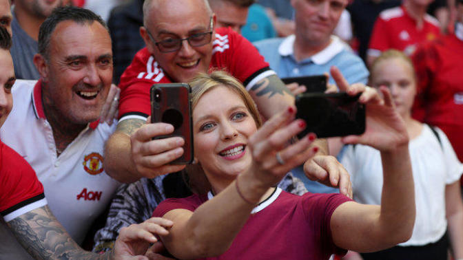 Ünlü İngiliz Sunucu Rachel Riley, Dünya Kupası'nı Kazanırlarsa Soyunacağı Sözünü Verdi!