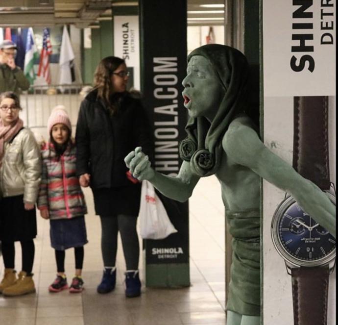 Onu Bir Görseniz Heykel Sanırsınız, Ama Yanılırsınız! O New York’un Canlı Heykeli İdem Caeli!