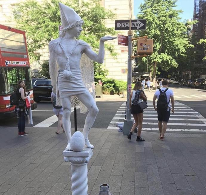Onu Bir Görseniz Heykel Sanırsınız, Ama Yanılırsınız! O New York’un Canlı Heykeli İdem Caeli!