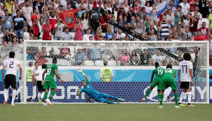 Dünya Kupası’nın En Yaşlı Futbolcusu 5 Dakikada 2 Kez Tarihe Geçti!