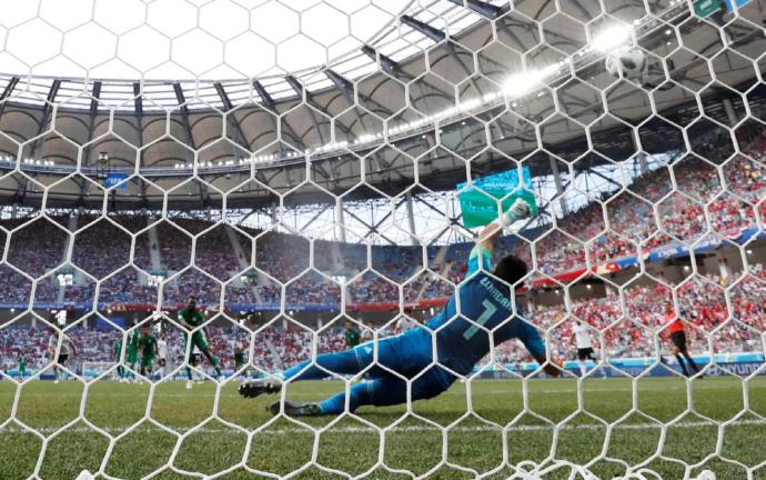Dünya Kupası’nın En Yaşlı Futbolcusu 5 Dakikada 2 Kez Tarihe Geçti!