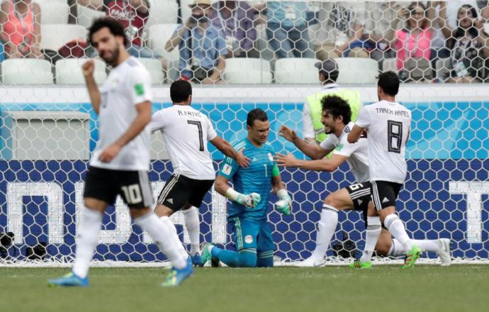 Dünya Kupası’nın En Yaşlı Futbolcusu 5 Dakikada 2 Kez Tarihe Geçti!