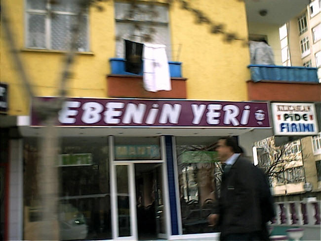 İçerisine Girerken Bir Kez Daha Düşünmenizi Gerektiren Birbirinden Komik 20 Dükkan Tabelası