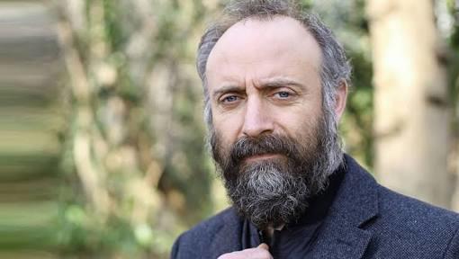 İki Karpuzu Bir Koltuğa Sığdıran, Hem Oyunculuğu Hem de Şarkıcılığıyla Göz Dolduran 14 Ünlümüz!