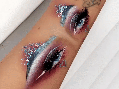 Instagram Makyaj Fenomeninin Koluna Uyguladığı O Muazzam Makyaj Videolarını İzliyorum!