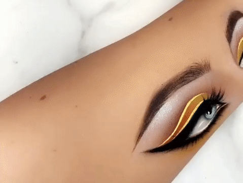 Instagram Makyaj Fenomeninin Koluna Uyguladığı O Muazzam Makyaj Videolarını İzliyorum!