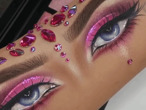 Instagram Makyaj Fenomeninin Koluna Uyguladığı O Muazzam Makyaj Videolarını İzliyorum!