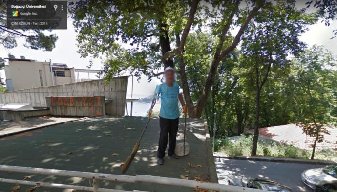Yemekhanenin önü