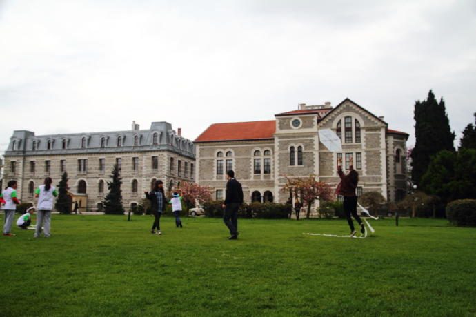 Solda (Hamlin Hall - Erkek Yurdu) ve Sağda (Albert Long Hall - Eski bir kilise)
