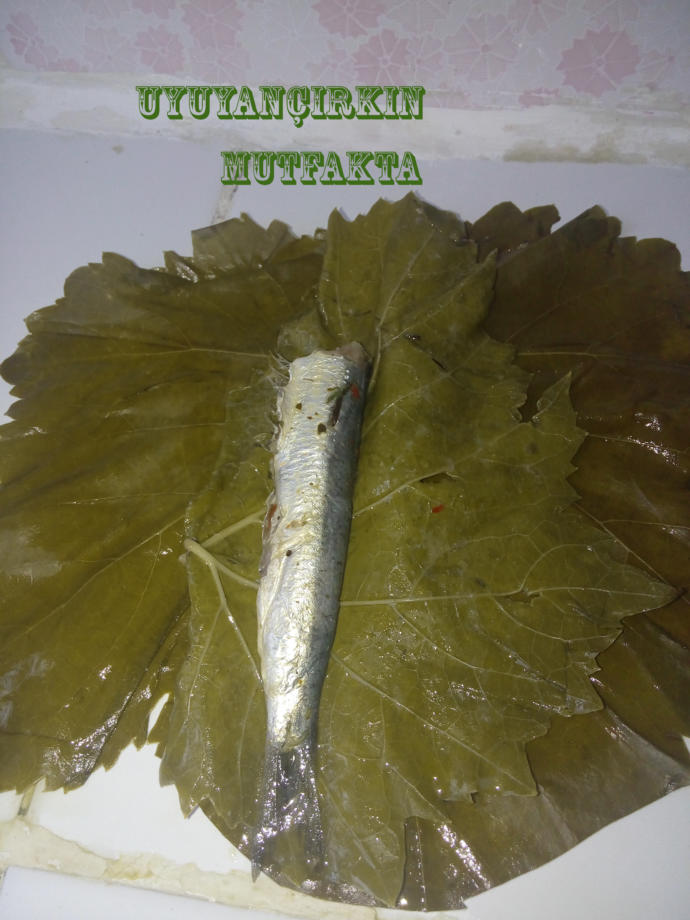 Kılçıksız ve soslanmış balığın yaprağa sarılışı...