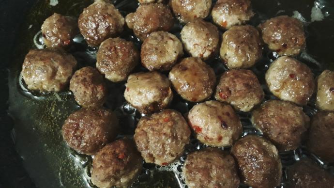 Pratik Ve Lezzetli Olan Bir Tarif: Güveçte Köfte Patates Nasıl Yapılır?
