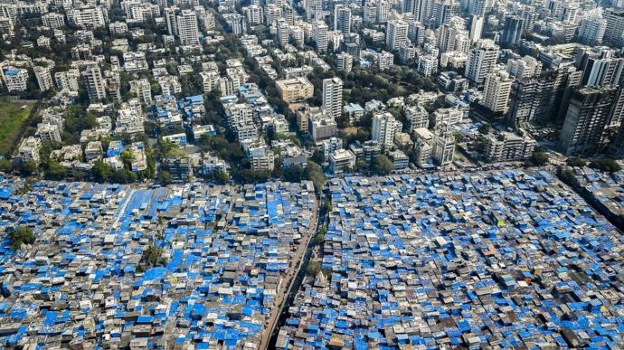 Mumbai, Hindistan - Mavi muşambalar muson yağmurlarından korunmak için çatılara geriliyor.