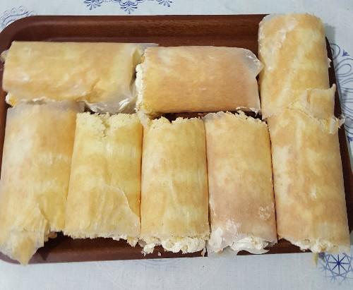 Pastanın kurumaması için streçle ve pişirme kağıdıyla sarın.