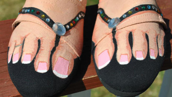 "Bir Louboutin Değildi Ama Giydik Be Karşim" Rahatlığına Sahip En İlginç Ayakkabılar!