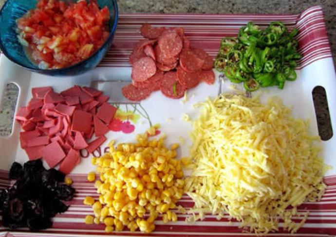 Kaşar, mısır, biber, zeytin, sucuk, salam ve isteğe göre domates