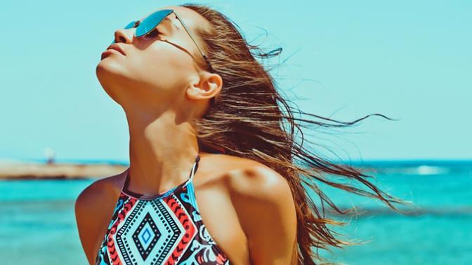 Plajda Saçlarının Capcanlı Görünmesini Sağlayan 6 Pratik İpucu