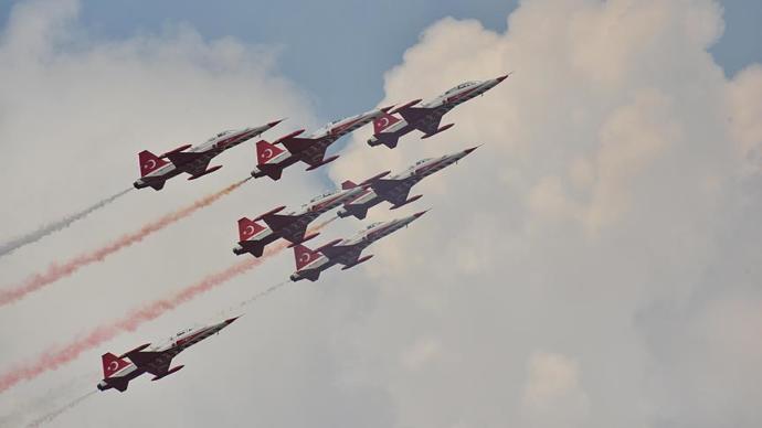 Türk Yıldızları Bükreş Semalarında Bayrağımızı Dalgalandırdı