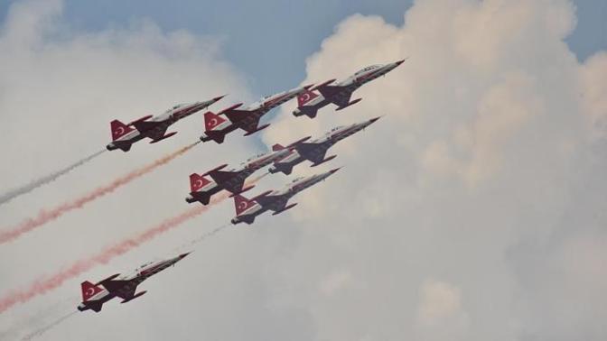 Türk Yıldızları Bükreş Semalarında Bayrağımızı Dalgalandırdı