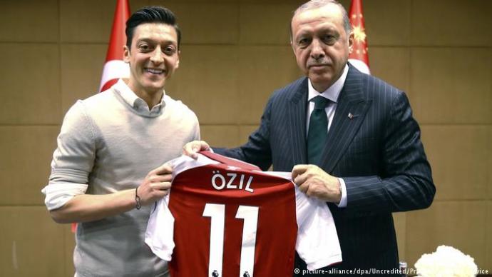 Mesut Özil Öyküsünün Sosyolojik Gerçekleri: Kazanınca Alman, Kaybedince Göçmen Oldum