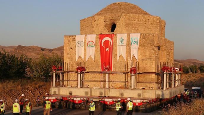 Tarihi Hamamı Taşıyarak Kurtardılar
